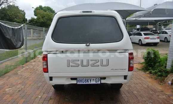 Nunua Ilio tumika Isuzu KB Nyeupe Gari ndani ya Maputo nchini Maputo Nunua Ilio tumika Isuzu KB Nyeupe Gari ndani ya Maputo nchini Maputo