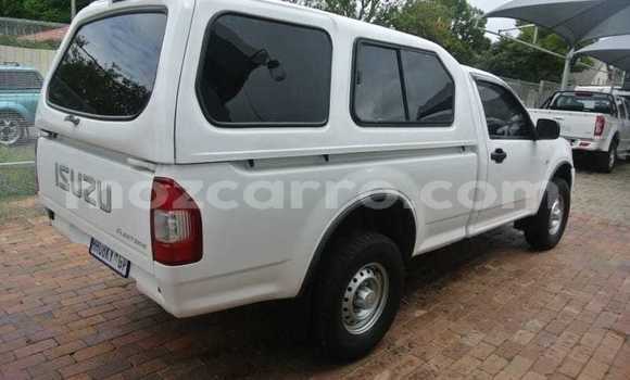 Nunua Ilio tumika Isuzu KB Nyeupe Gari ndani ya Maputo nchini Maputo Nunua Ilio tumika Isuzu KB Nyeupe Gari ndani ya Maputo nchini Maputo