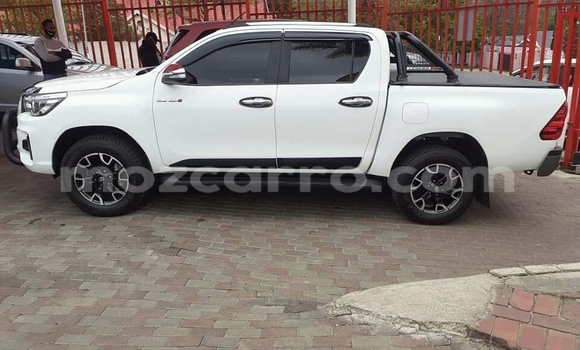 Tenga Tsaru Toyota Hilux Chena Mota in Achachinja in Tete Tenga Tsaru Toyota Hilux Chena Mota in Achachinja in Tete