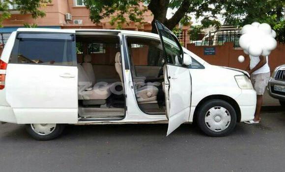 Tenga Tsaru Toyota Noah Chena Mota in Maputo in Maputo Tenga Tsaru Toyota Noah Chena Mota in Maputo in Maputo