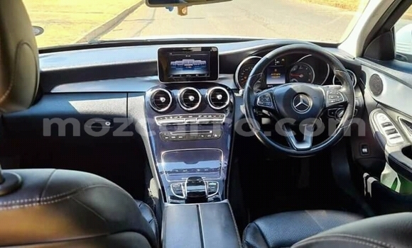 Tenga Tsaru Mercedes‒Benz 200 Chena Mota in Achachinja in Tete Tenga Tsaru Mercedes‒Benz 200 Chena Mota in Achachinja in Tete