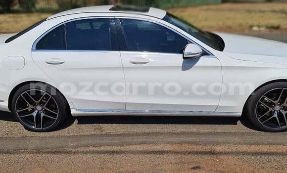 Tenga Tsaru Mercedes‒Benz 200 Chena Mota in Achachinja in Tete Tenga Tsaru Mercedes‒Benz 200 Chena Mota in Achachinja in Tete