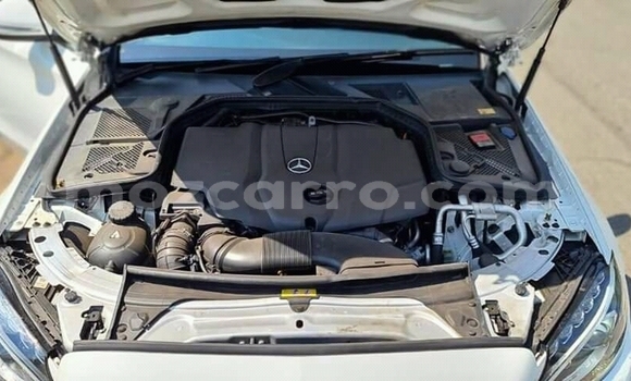 Tenga Tsaru Mercedes‒Benz 200 Chena Mota in Achachinja in Tete Tenga Tsaru Mercedes‒Benz 200 Chena Mota in Achachinja in Tete