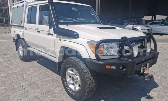Nunua Ilio tumika Toyota Land Cruiser Nyeupe Gari ndani ya Itabadilika nchini Tete
