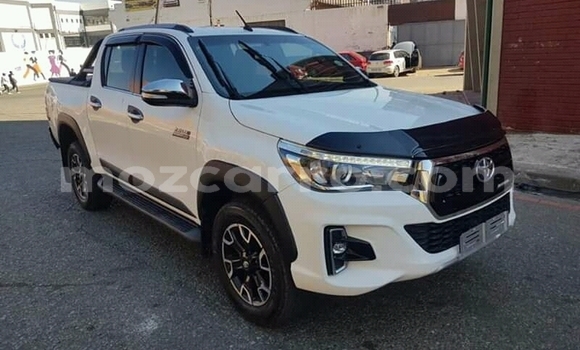 Comprar Usado Toyota Hilux Branco Carro em Mutarara em Tete Comprar Usado Toyota Hilux Branco Carro em Mutarara em Tete