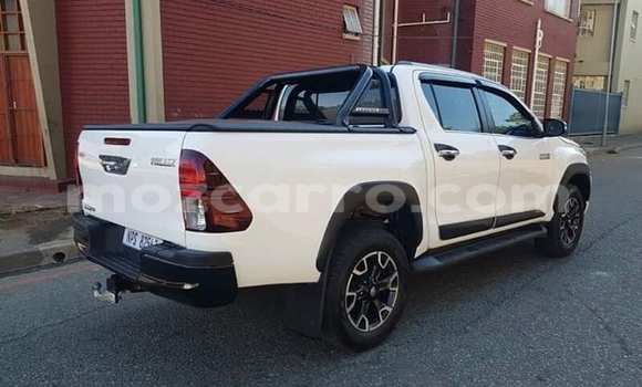 Comprar Usado Toyota Hilux Branco Carro em Mutarara em Tete Comprar Usado Toyota Hilux Branco Carro em Mutarara em Tete
