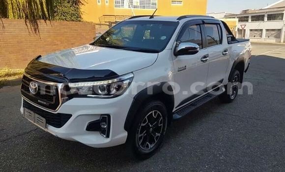 Comprar Usado Toyota Hilux Branco Carro em Mutarara em Tete Comprar Usado Toyota Hilux Branco Carro em Mutarara em Tete