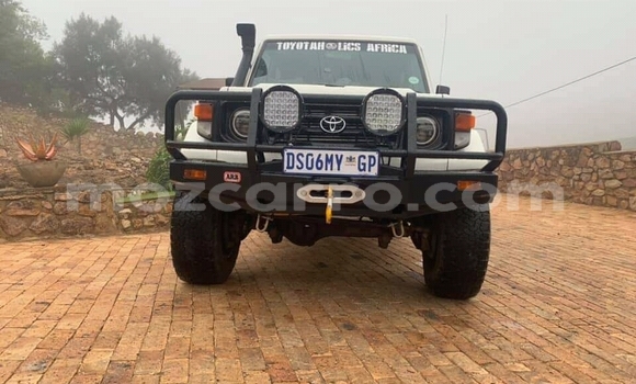 Nunua Ilio tumika Toyota Land Cruiser Nyeupe Gari ndani ya Itabadilika nchini Tete