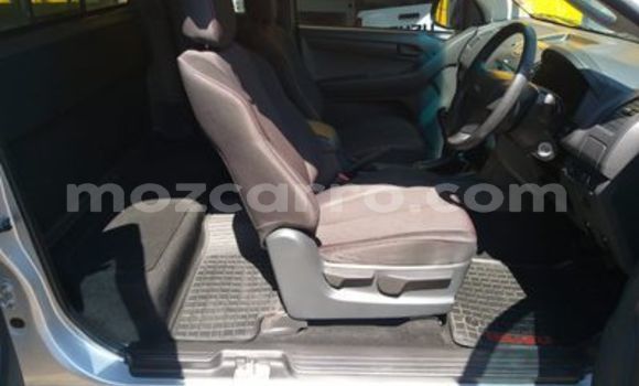 Buy Used Isuzu D-MAX Silver Car in Beira in Sofala Buy Used Isuzu D-MAX Silver Car in Beira in Sofala