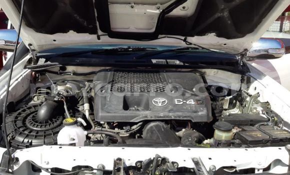 Buy Used Toyota Hilux White Car in Gilé in Zambezia