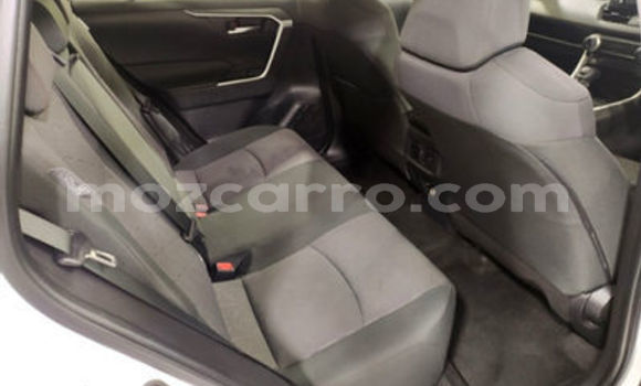 Buy Used Toyota RAV4 White Car in Xai-Xai in Gaza Buy Used Toyota RAV4 White Car in Xai-Xai in Gaza
