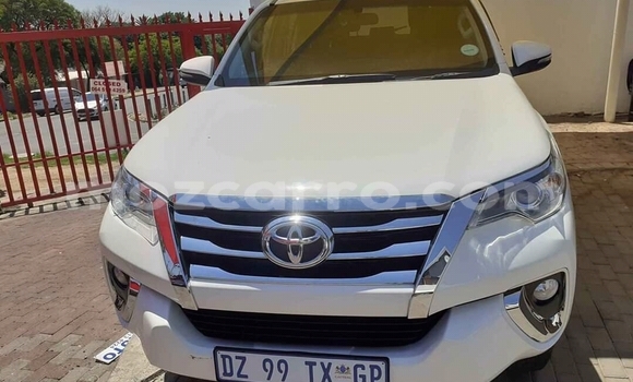 Comprar Usado Toyota Fortuner Branco Carro em Mutarara em Tete