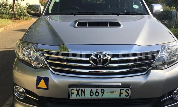 Comprar Usado Toyota Fortuner Prata Carro em Mutarara em Tete Comprar Usado Toyota Fortuner Prata Carro em Mutarara em Tete