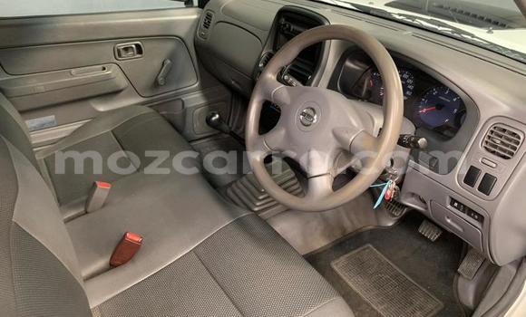 Comprar Usado Nissan NP 300 Branco Carro em Beira em Sofala Comprar Usado Nissan NP 300 Branco Carro em Beira em Sofala