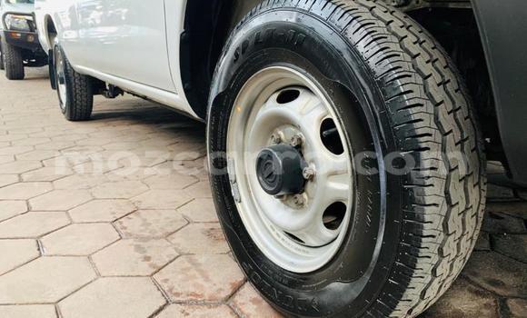 Comprar Usado Nissan NP 300 Branco Carro em Beira em Sofala Comprar Usado Nissan NP 300 Branco Carro em Beira em Sofala