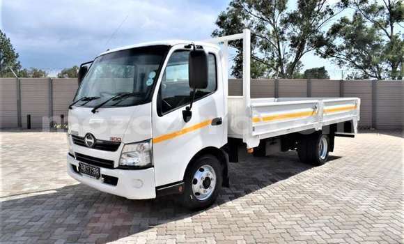 Comprar Usado Hino 300 Series Branco Caminhão em Maputo em Maputo