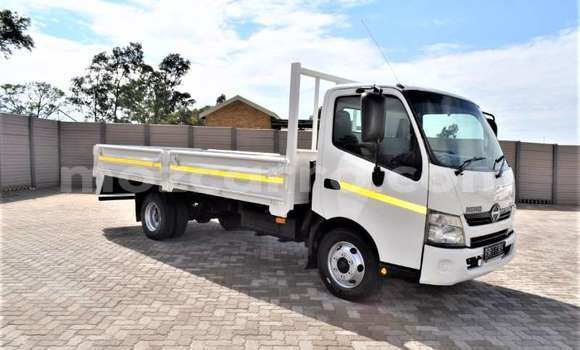 Comprar Usado Hino 300 Series Branco Caminhão em Maputo em Maputo Comprar Usado Hino 300 Series Branco Caminhão em Maputo em Maputo