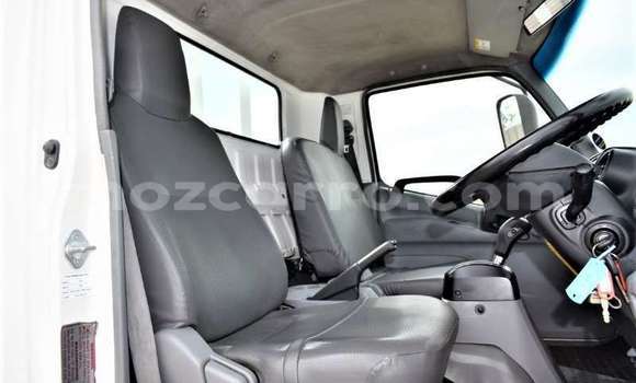 Comprar Usado Hino 300 Series Branco Caminhão em Maputo em Maputo Comprar Usado Hino 300 Series Branco Caminhão em Maputo em Maputo