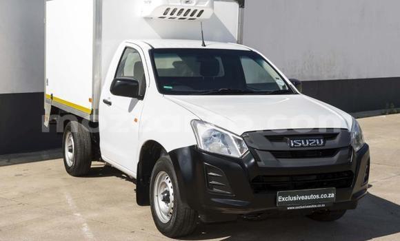 Comprar Usado Isuzu KB Branco Carro em Beira em Sofala Comprar Usado Isuzu KB Branco Carro em Beira em Sofala