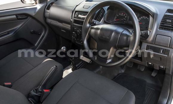 Comprar Usado Isuzu KB Branco Carro em Beira em Sofala Comprar Usado Isuzu KB Branco Carro em Beira em Sofala