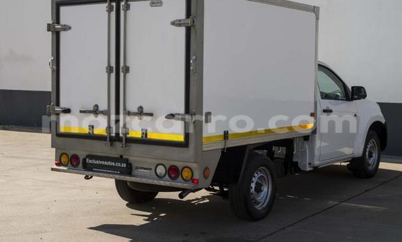 Comprar Usado Isuzu KB Branco Carro em Beira em Sofala Comprar Usado Isuzu KB Branco Carro em Beira em Sofala
