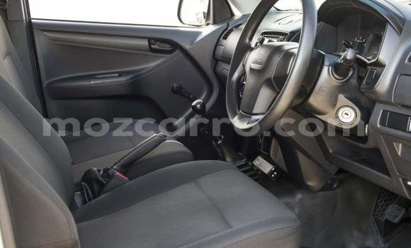 Comprar Usado Isuzu KB Branco Carro em Beira em Sofala Comprar Usado Isuzu KB Branco Carro em Beira em Sofala