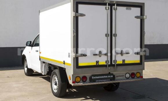 Comprar Usado Isuzu KB Branco Carro em Beira em Sofala Comprar Usado Isuzu KB Branco Carro em Beira em Sofala