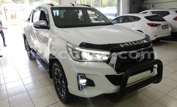 Comprar Usado Toyota Hilux Branco Carro em Gilé em Zambezia