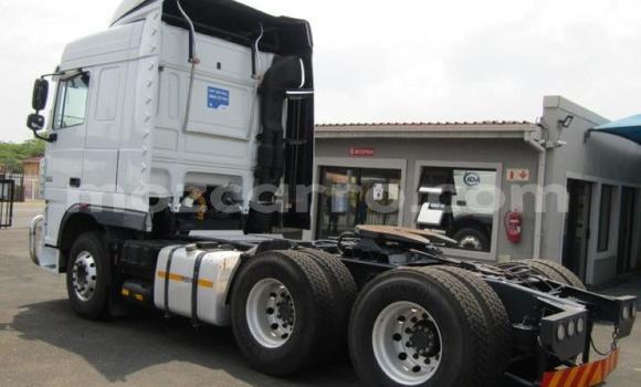 Comprar Usado DAF CF Branco Caminhão em Beira em Sofala Comprar Usado DAF CF Branco Caminhão em Beira em Sofala