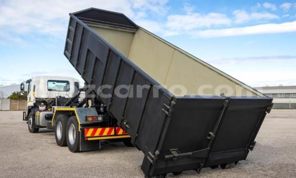 Comprar Usado Isuzu FTR 850 Branco Caminhão em Maputo em Maputo Comprar Usado Isuzu FTR 850 Branco Caminhão em Maputo em Maputo