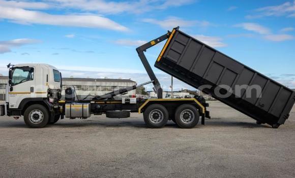Comprar Usado Isuzu FTR 850 Branco Caminhão em Maputo em Maputo Comprar Usado Isuzu FTR 850 Branco Caminhão em Maputo em Maputo