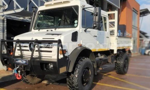 Comprar Usado Mercedes‒Benz 1117 Branco Caminhão em Maputo em Maputo Comprar Usado Mercedes‒Benz 1117 Branco Caminhão em Maputo em Maputo