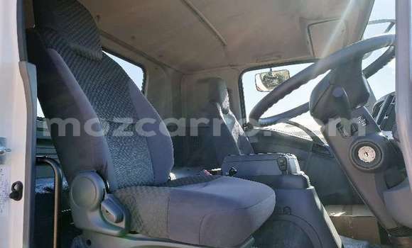 Comprar Usado Isuzu FTR 850 Branco Caminhão em Maputo em Maputo Comprar Usado Isuzu FTR 850 Branco Caminhão em Maputo em Maputo