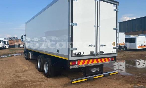 Comprar Usado Isuzu FTR 850 Branco Caminhão em Maputo em Maputo Comprar Usado Isuzu FTR 850 Branco Caminhão em Maputo em Maputo