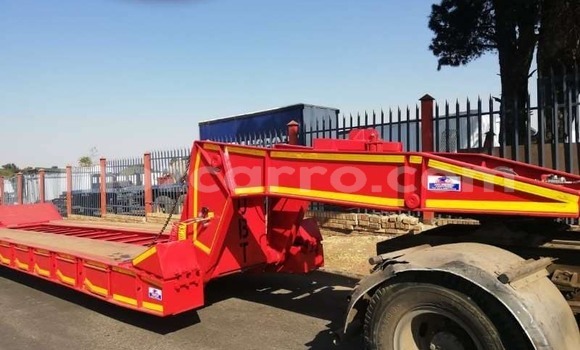Comprar Usado Caterpillar 120 Vermelho Caminhão em Maputo em Maputo Comprar Usado Caterpillar 120 Vermelho Caminhão em Maputo em Maputo
