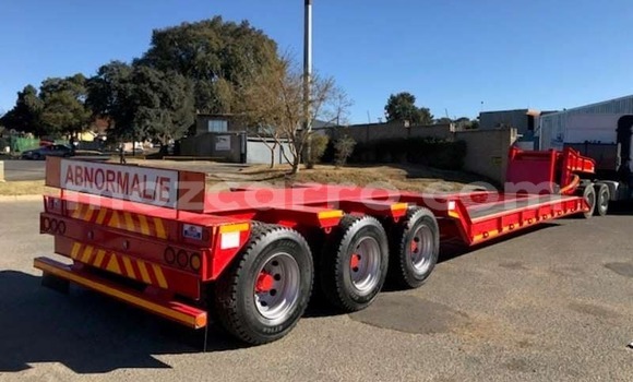 Comprar Usado Caterpillar 120 Vermelho Caminhão em Maputo em Maputo Comprar Usado Caterpillar 120 Vermelho Caminhão em Maputo em Maputo