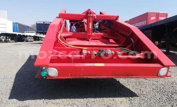 Comprar Usado Caterpillar 120 Vermelho Caminhão em Maputo em Maputo Comprar Usado Caterpillar 120 Vermelho Caminhão em Maputo em Maputo