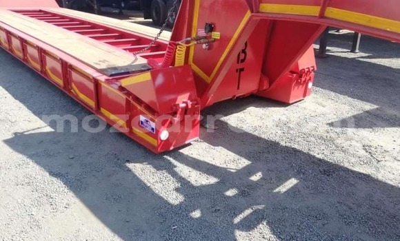 Comprar Usado Caterpillar 120 Vermelho Caminhão em Maputo em Maputo Comprar Usado Caterpillar 120 Vermelho Caminhão em Maputo em Maputo