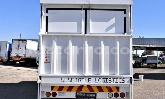 Comprar Usado Nissan UD Branco Caminhão em Maputo em Maputo Comprar Usado Nissan UD Branco Caminhão em Maputo em Maputo