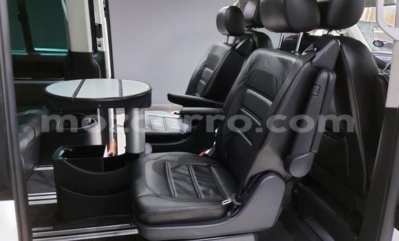 Comprar Usado Volkswagen Caravelle Branco Carro em Maputo em Maputo Comprar Usado Volkswagen Caravelle Branco Carro em Maputo em Maputo