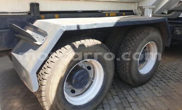 Comprar Usado Isuzu FTR 850 Branco Caminhão em Maputo em Maputo Comprar Usado Isuzu FTR 850 Branco Caminhão em Maputo em Maputo