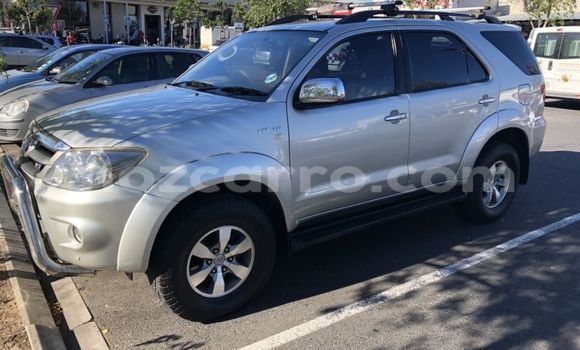 Comprar Usado Toyota Fortuner Preto Carro em Maputo em Maputo