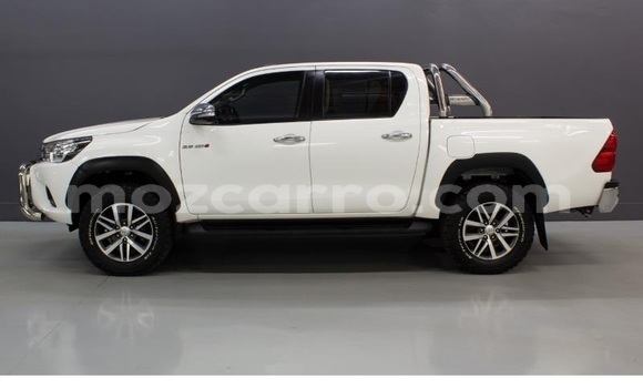 Comprar Usado Toyota Hilux Branco Carro em Maputo em Maputo