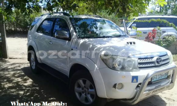 Nunua Ilio tumika Toyota Fortuner Nyeupe Gari ndani ya Maputo nchini Maputo