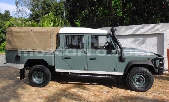 Buy Used Land Rover Defender Green Car in Maputo in Maputo