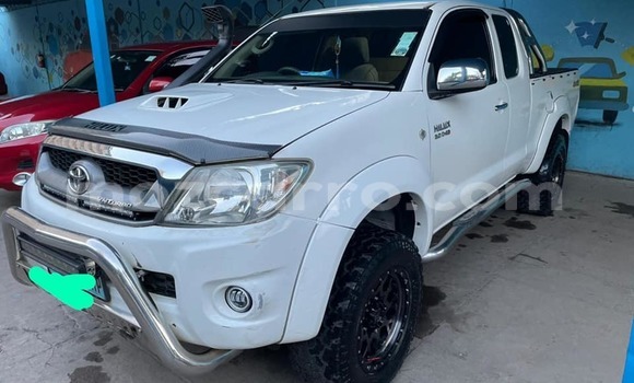 Comprar Usado Toyota Hilux Branco Carro em Ancuabe em Cabo Delgado