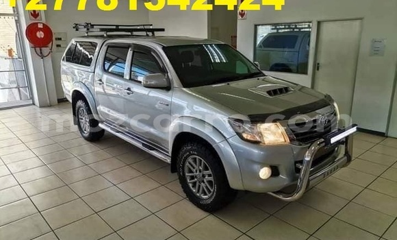 Nunua Ilio tumika Toyota Hilux Nyeupe Gari ndani ya Maputo nchini Maputo