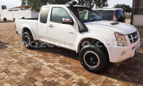 Nunua Ilio tumika Isuzu D-MAX Nyeupe Gari ndani ya Maputo nchini Maputo