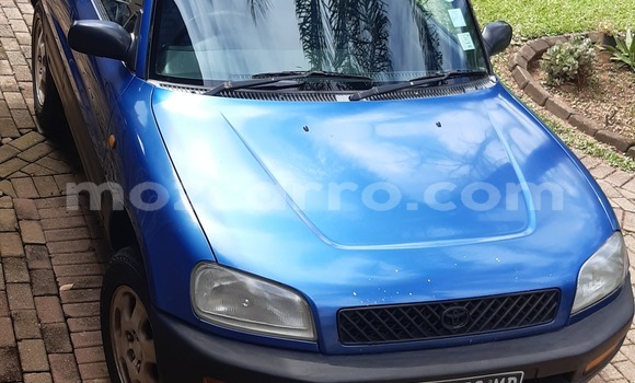 Comprar Usado Toyota RAV4 Azul Carro em Mutarara em Tete