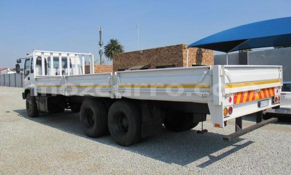 Comprar Usado Isuzu FTR 850 Branco Caminhão em Maputo em Maputo Comprar Usado Isuzu FTR 850 Branco Caminhão em Maputo em Maputo